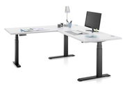 Moderner E-Eckschreibtisch mit höhenverstellbaren Beinen, ausgestattet mit Monitor, Lampe und Büromaterialien, seitliche Perspektive.