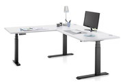 Moderner E-Eckschreibtisch mit höhenverstellbaren Beinen, ausgestattet mit Monitor, Lampe und Büromaterialien, seitliche Perspektive.