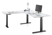 Moderner E-Eckschreibtisch mit höhenverstellbaren Beinen, ausgestattet mit Monitor, Lampe und Büromaterialien, seitliche Perspektive.