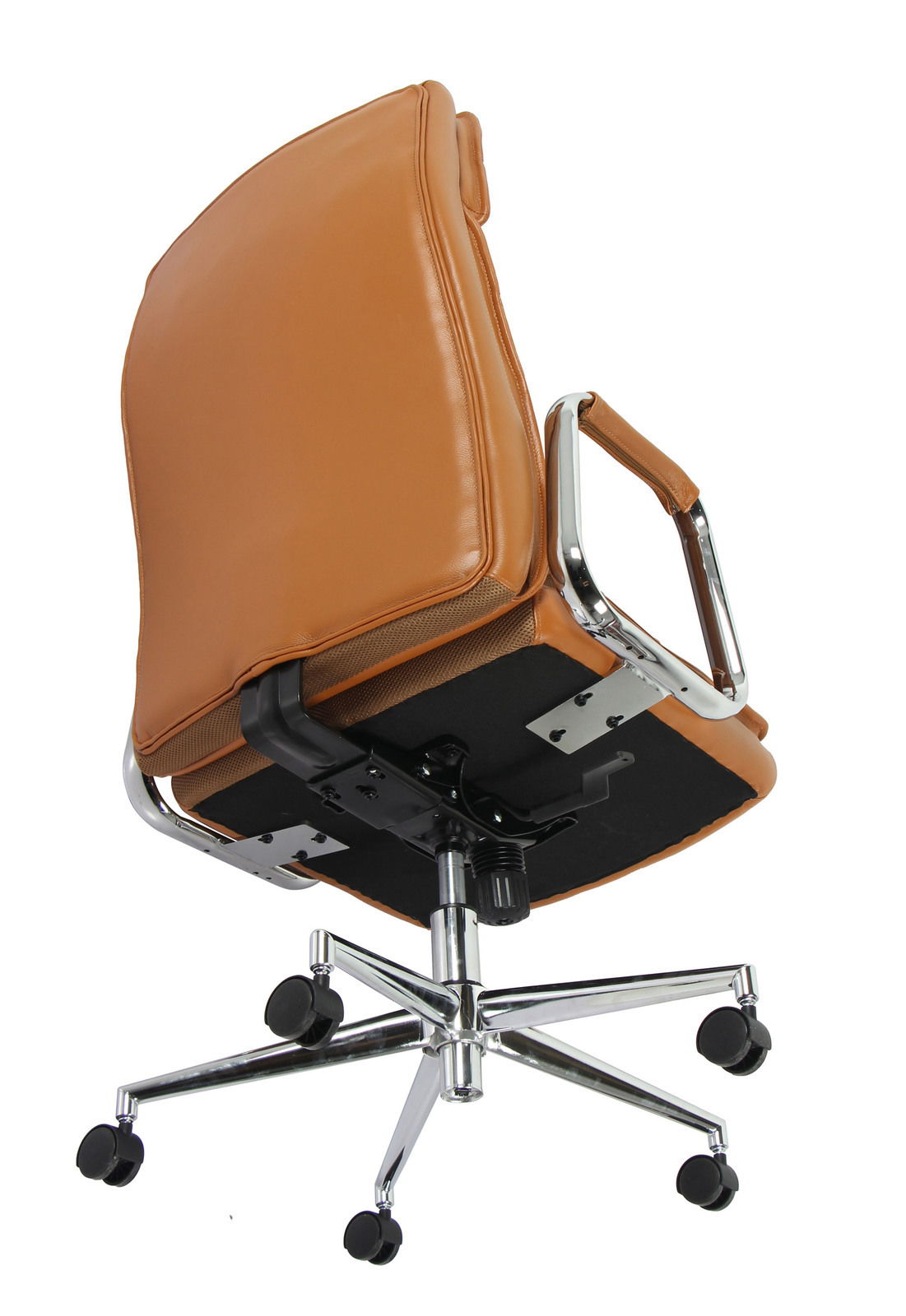 Chefsessel in braunem Leder, seitliche Perspektive von hinten, mit verchromtem Gestell und Rollen