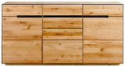 Frontale Ansicht eines modernen Sideboards aus hellem Holz mit mehreren Schubladen und Türen.
