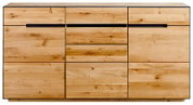 Frontale Ansicht eines modernen Sideboards aus hellem Holz mit mehreren Schubladen und Türen.