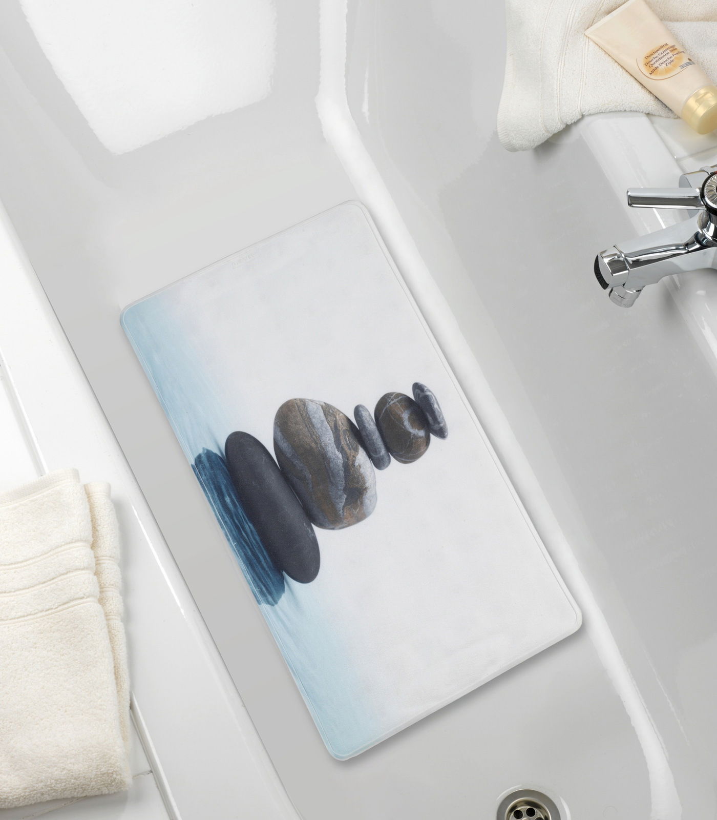 Perspektive von oben auf eine Wanneneinlage mit einem Zen-Steine-Motiv in einer Badewanne.