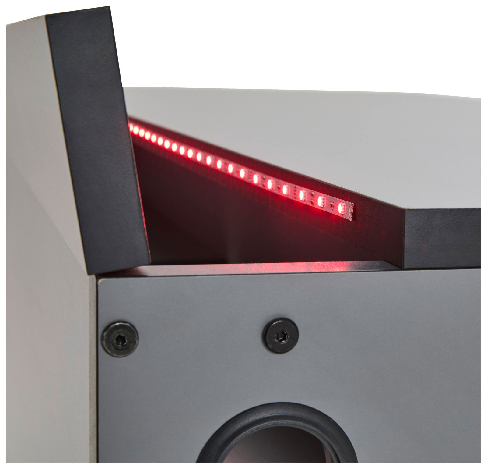 Nahaufnahme eines Gamingtisches mit roter LED-Beleuchtung an der Kante, seitliche Perspektive
