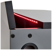 Nahaufnahme eines Gamingtisches mit roter LED-Beleuchtung an der Kante, seitliche Perspektive