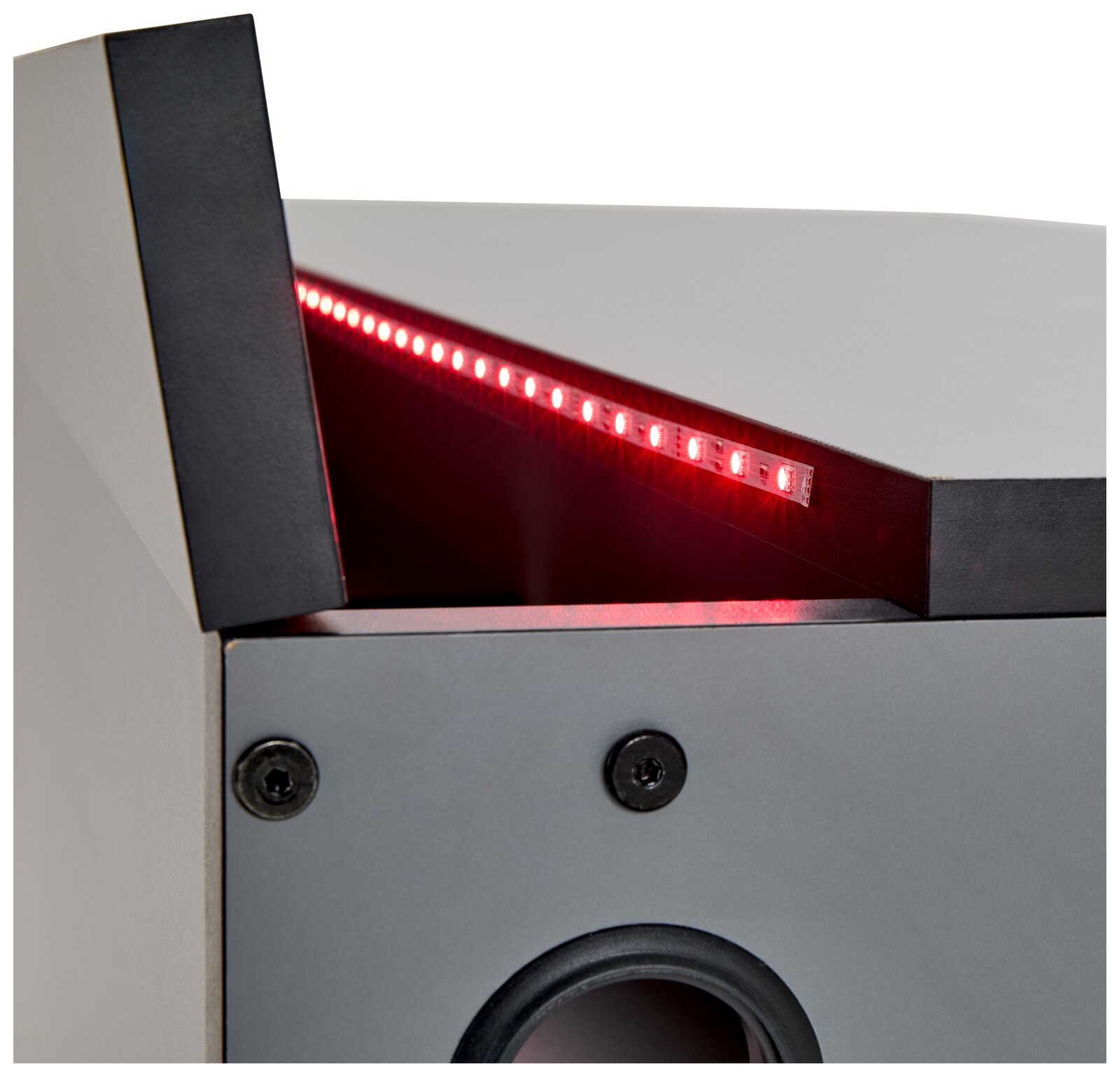 Nahaufnahme eines Gamingtisches mit roter LED-Beleuchtung an der Kante, seitliche Perspektive