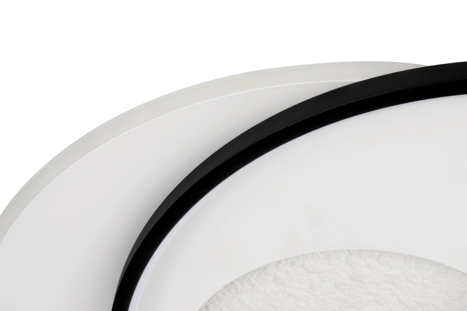 Close-up van een moderne led-plafondlamp met een zwarte rand en een wit oppervlak, gezien vanaf de zijkant