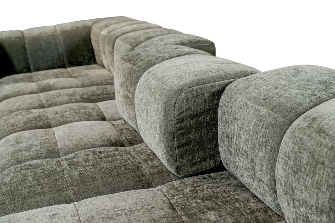 Detailansicht einer grauen Polsterrundecke mit weicher, gepolsterter Oberfläche und quadratischem Muster.