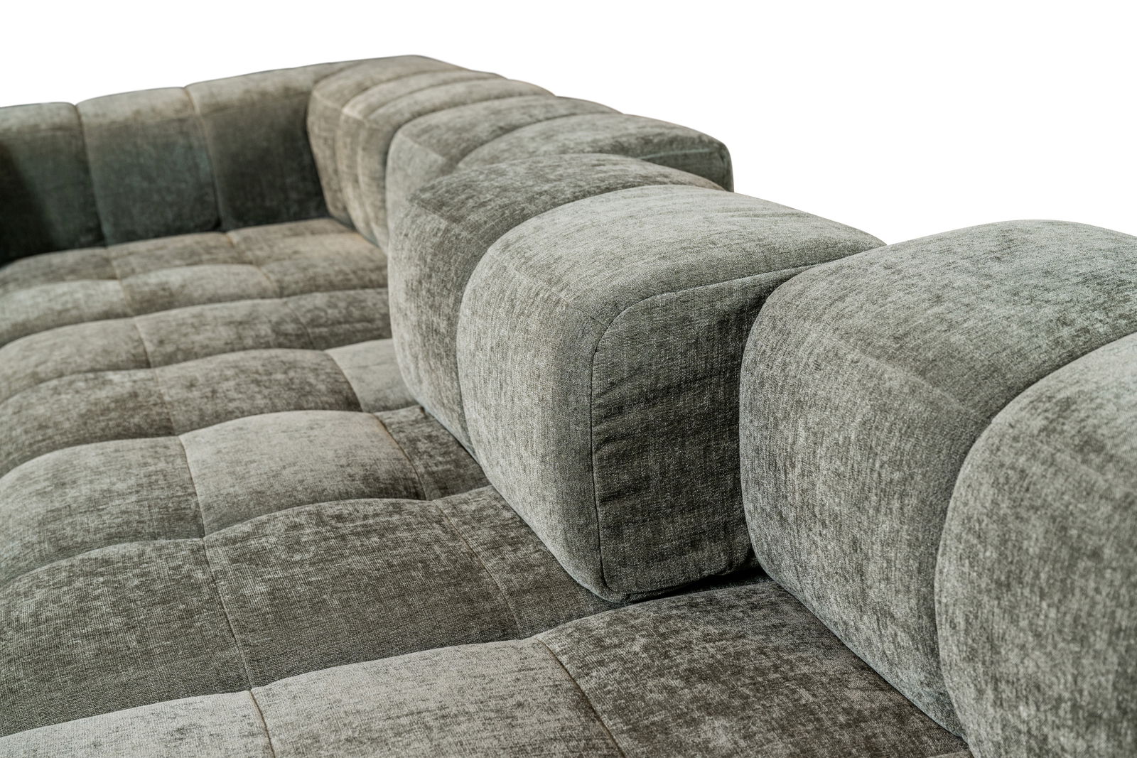 Detailansicht einer grauen Polsterrundecke mit weicher, gepolsterter Oberfläche und quadratischem Muster.