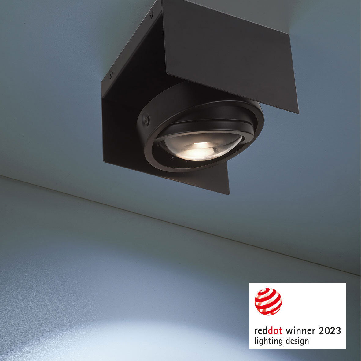 LED-Deckenleuchte CARDANO in moderner schwarzer Ausführung, von unten betrachtet, Gewinner des Red Dot Design Awards 2023.