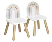 Zwei weiße Kinderstühle mit buntem Regenbogenmuster auf der Rückenlehne und Holzbeinen, seitliche Perspektive.