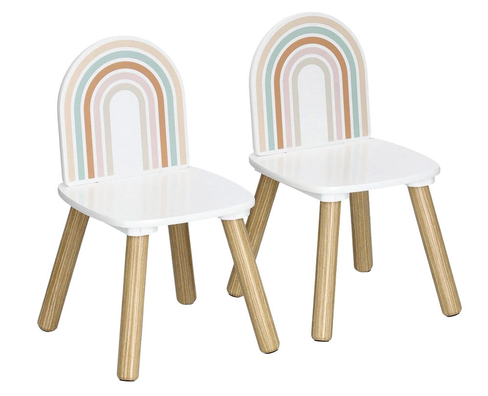 Zwei weiße Kinderstühle mit buntem Regenbogenmuster auf der Rückenlehne und Holzbeinen, seitliche Perspektive.