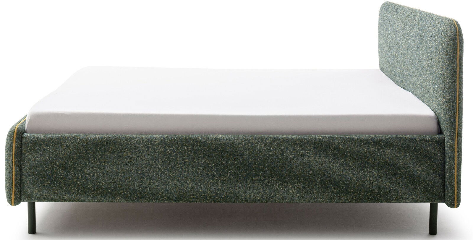 Seitenansicht eines modernen Polsterbetts in Grün mit schlichtem Design und schwarzen Beinen.