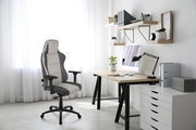 Moderner Gaming-Stuhl in einem hellen Büro, seitliche Perspektive