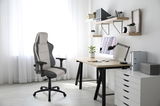Moderner Gaming-Stuhl in einem hellen Büro, seitliche Perspektive