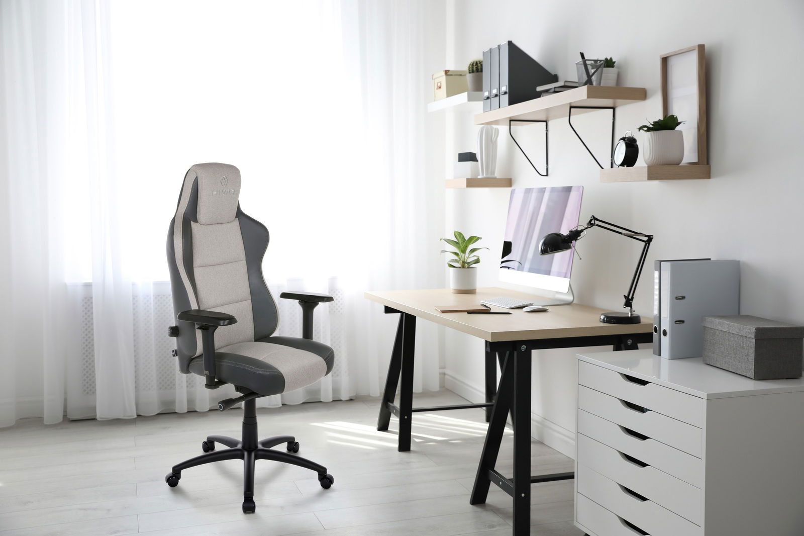 Moderner Gaming-Stuhl in einem hellen Büro, seitliche Perspektive