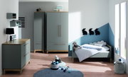 Kinderzimmer mit grauem Kleiderschrank, Kommode und Bett, dekoriert mit Kuscheltieren und Wanddekorationen in Hasenform. Perspektive von vorne.