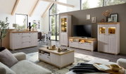 Moderne Wohnzimmer-Wandkombination in heller Holzoptik mit TV-Schrank, Vitrinen und Couchtisch, seitliche Perspektive