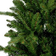 Nahaufnahme von grünen Tannenzweigen eines künstlichen Weihnachtsbaums, Perspektive von oben.