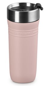 Thermobecher 350ml in Shell Pink, Vorderansicht mit Edelstahl-Deckel und geprägtem Logo.