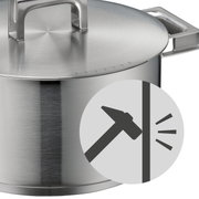 Nahaufnahme eines robusten Edelstahltopfs mit Deckel und stabilen Griffen, seitliche Perspektive.