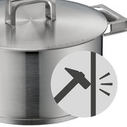 Nahaufnahme eines robusten Edelstahltopfs mit Deckel und stabilen Griffen, seitliche Perspektive.