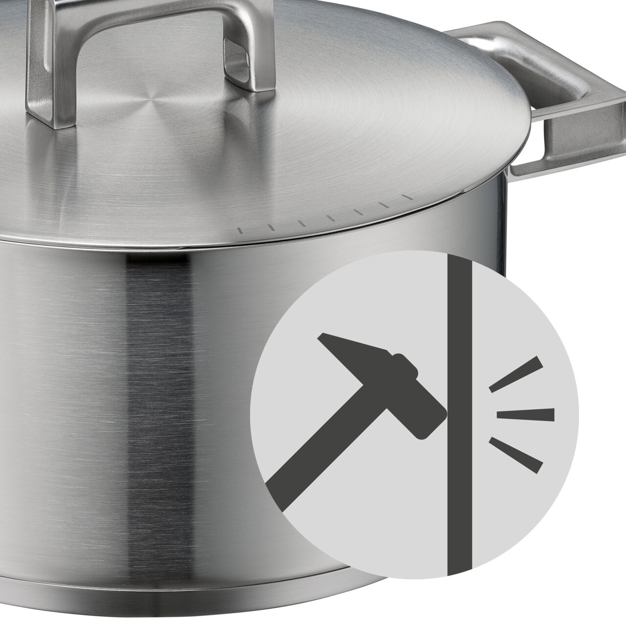 Nahaufnahme eines robusten Edelstahltopfs mit Deckel und stabilen Griffen, seitliche Perspektive.