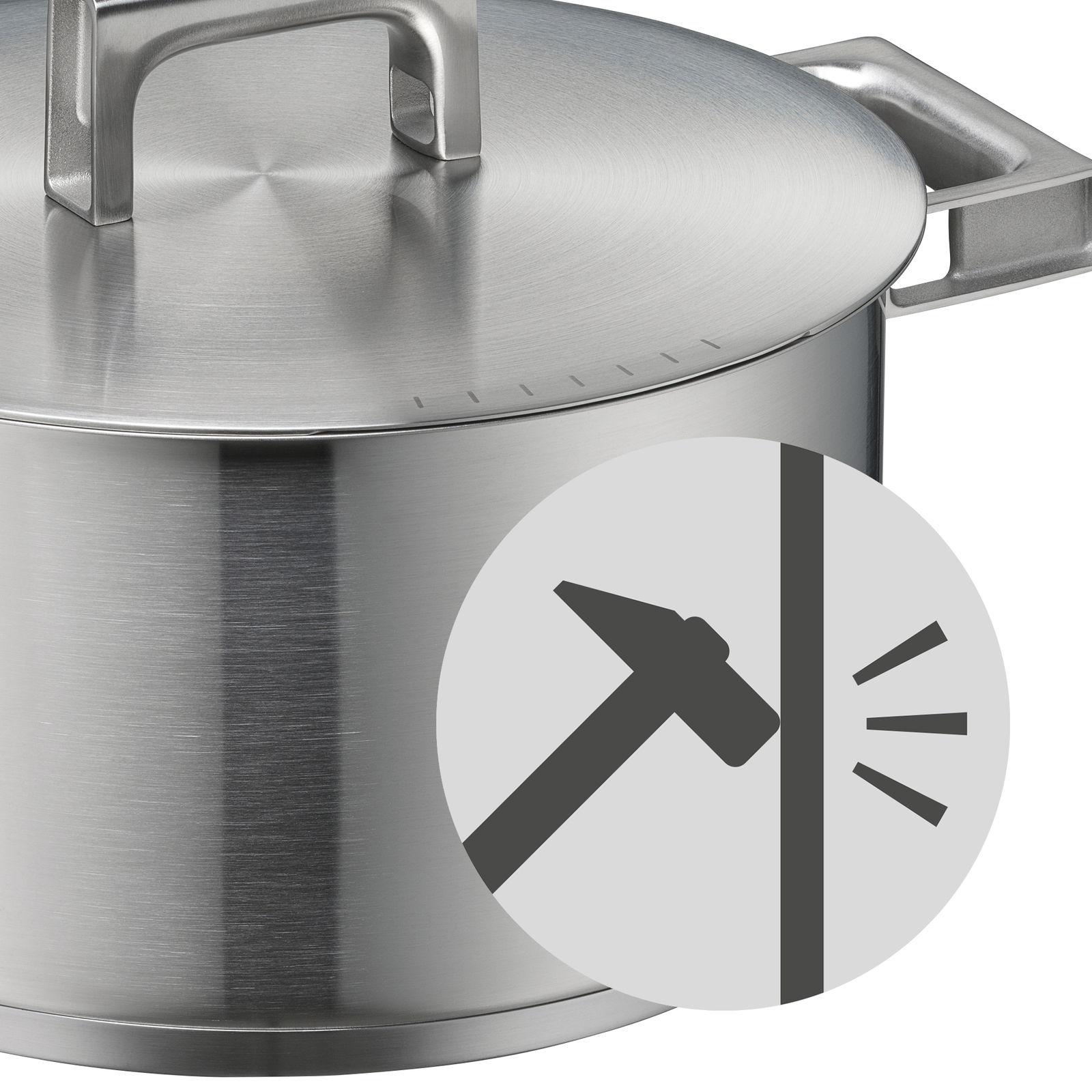 Nahaufnahme eines robusten Edelstahltopfs mit Deckel und stabilen Griffen, seitliche Perspektive.