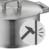 Nahaufnahme eines robusten Edelstahltopfs mit Deckel und stabilen Griffen, seitliche Perspektive.