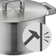 Nahaufnahme eines robusten Edelstahltopfs mit Deckel und stabilen Griffen, seitliche Perspektive.