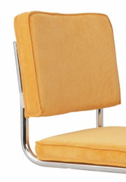 Nahaufnahme eines gelben Stuhls mit Metallrahmen, seitliche Perspektive