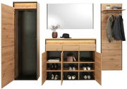 Moderne Garderobenkombination in Holzoptik mit offenem Schrank, Schuhschrank und Wandpaneel, frontal betrachtet.