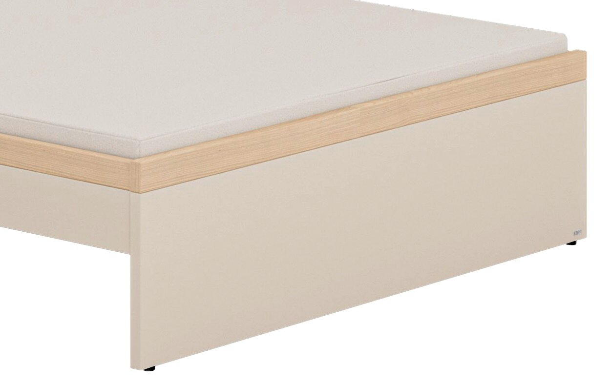 Ecke eines Jugendbetts 90x200 mit hellem Holzrahmen und beiger Matratze, seitliche Perspektive