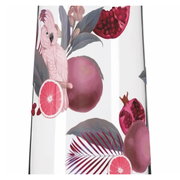 Illustratie van een roze kaketoe met exotisch fruit en bladeren op een glazen oppervlak, zijaanzicht.
