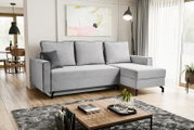 Modernes graues Schlafsofa in L-Form mit rechter Ausrichtung, in einem stilvoll eingerichteten Wohnzimmer mit Holzboden und großen Fenstern, seitliche Perspektive.