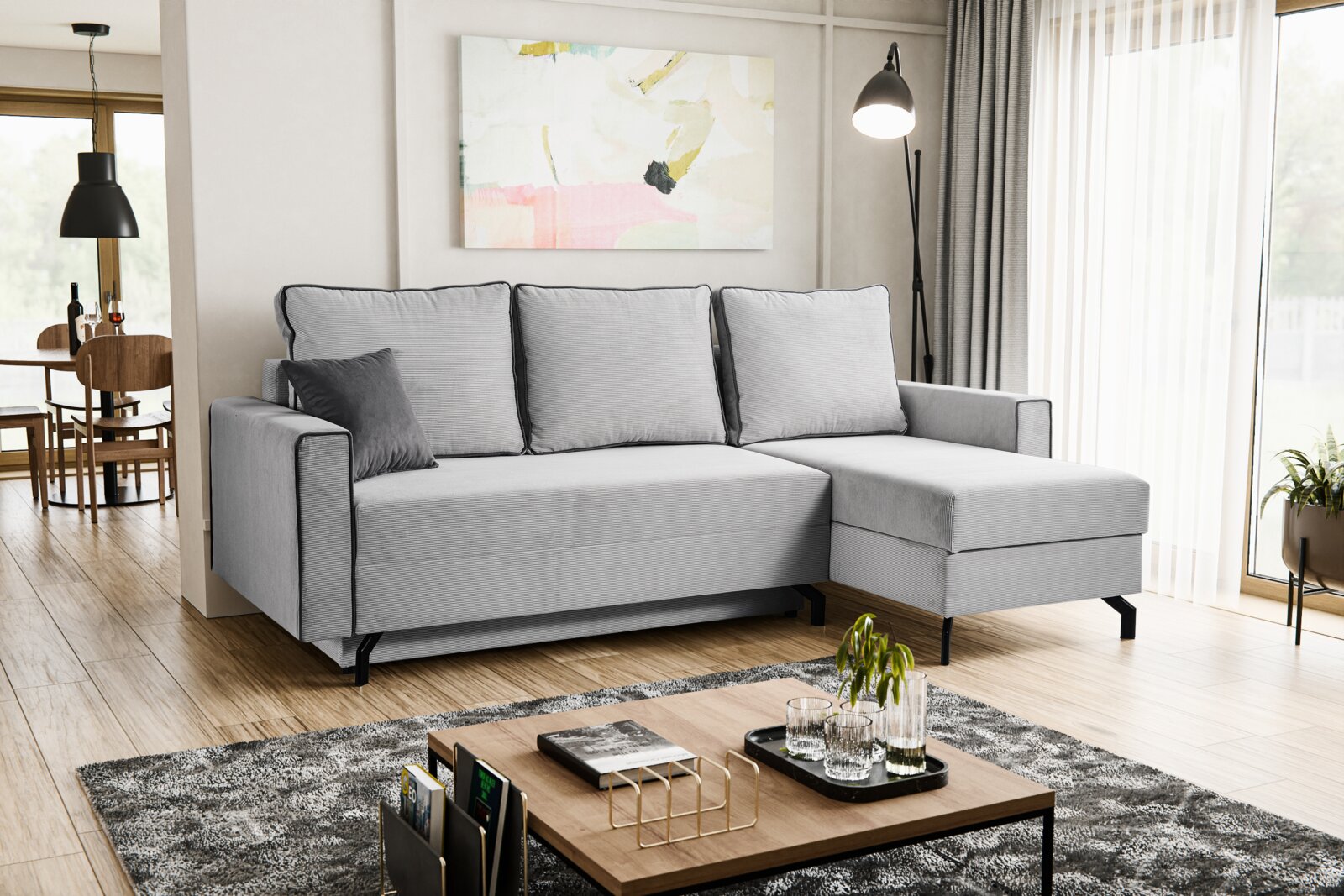 Modernes graues Schlafsofa in L-Form mit rechter Ausrichtung, in einem stilvoll eingerichteten Wohnzimmer mit Holzboden und großen Fenstern, seitliche Perspektive.