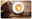 Frontalansicht eines Dekor-Frühstücksbrettchens mit einem Kaffeetassenmotiv, umgeben von Kaffeebohnen und einem Holzlöffel auf einer Holzoberfläche.
