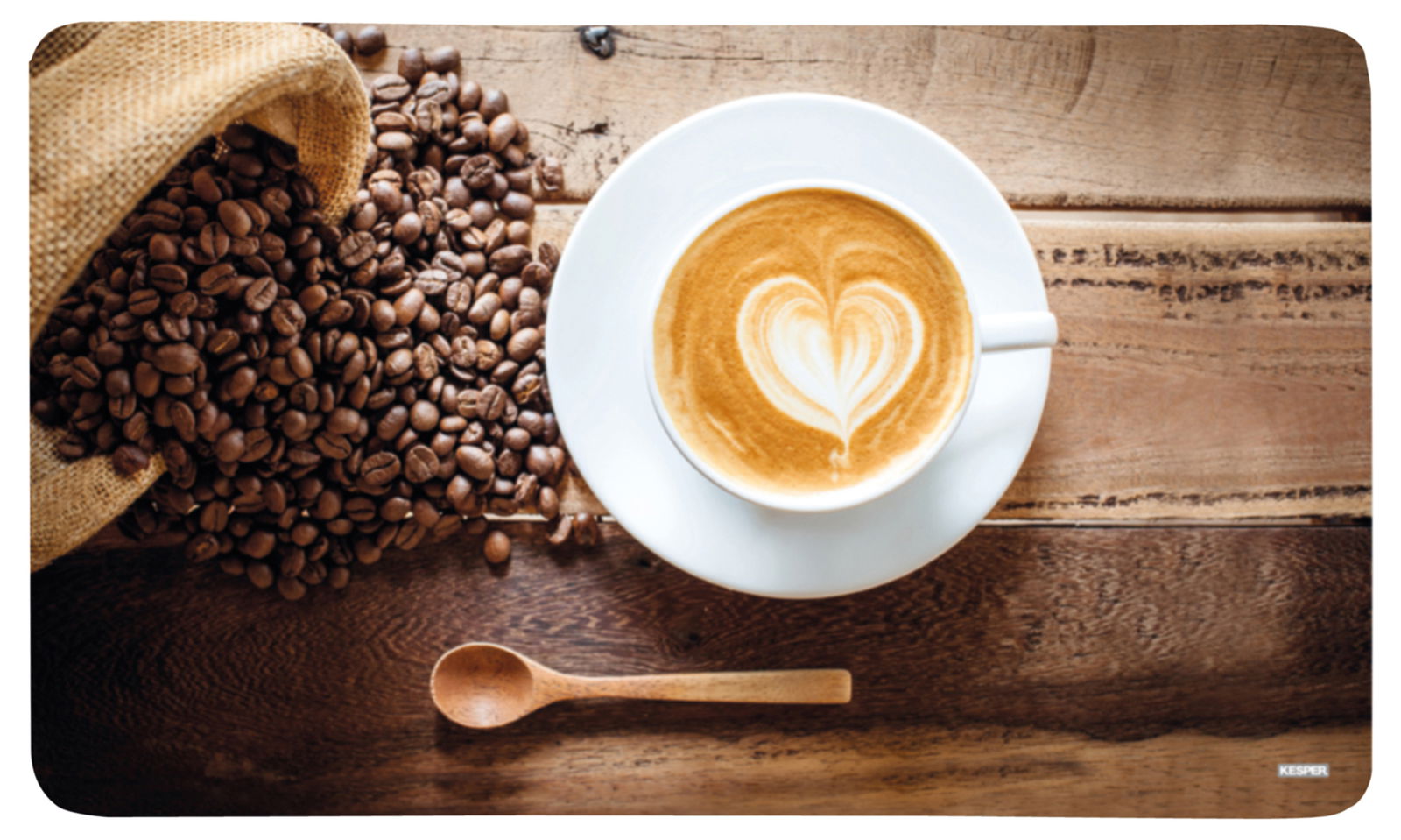 Frontalansicht eines Dekor-Frühstücksbrettchens mit einem Kaffeetassenmotiv, umgeben von Kaffeebohnen und einem Holzlöffel auf einer Holzoberfläche.