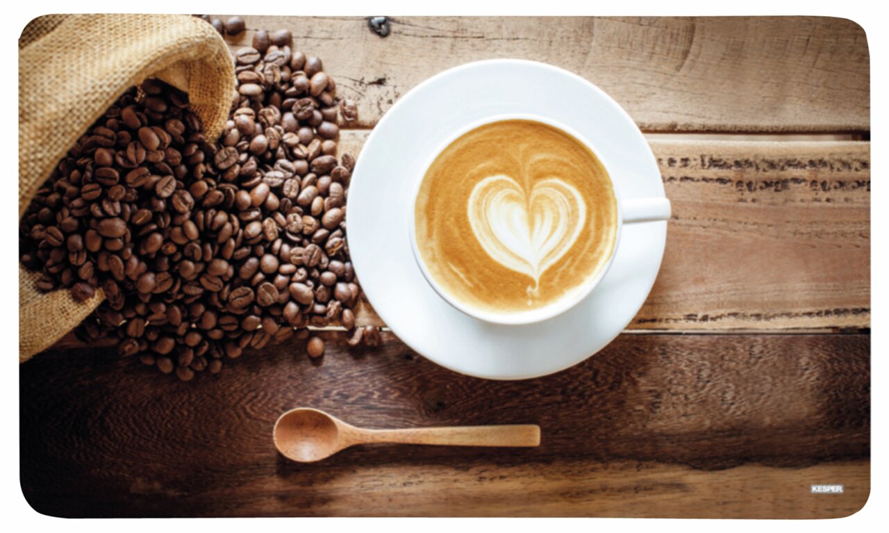 Frontalansicht eines Dekor-Frühstücksbrettchens mit einem Kaffeetassenmotiv, umgeben von Kaffeebohnen und einem Holzlöffel auf einer Holzoberfläche.