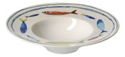 Ovale, cremeweiße Keramikschale mit farbenfrohem Fischdekor und blauen Randlinien, schräg von oben aus der Vorderansicht gezeigt