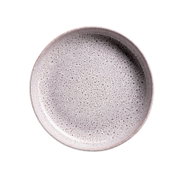 Runder, flacher Keramikteller in hellem Beige mit feiner braun-violetter Sprenkelglasur, freigestellt auf weißem Hintergrund, Draufsicht von oben.