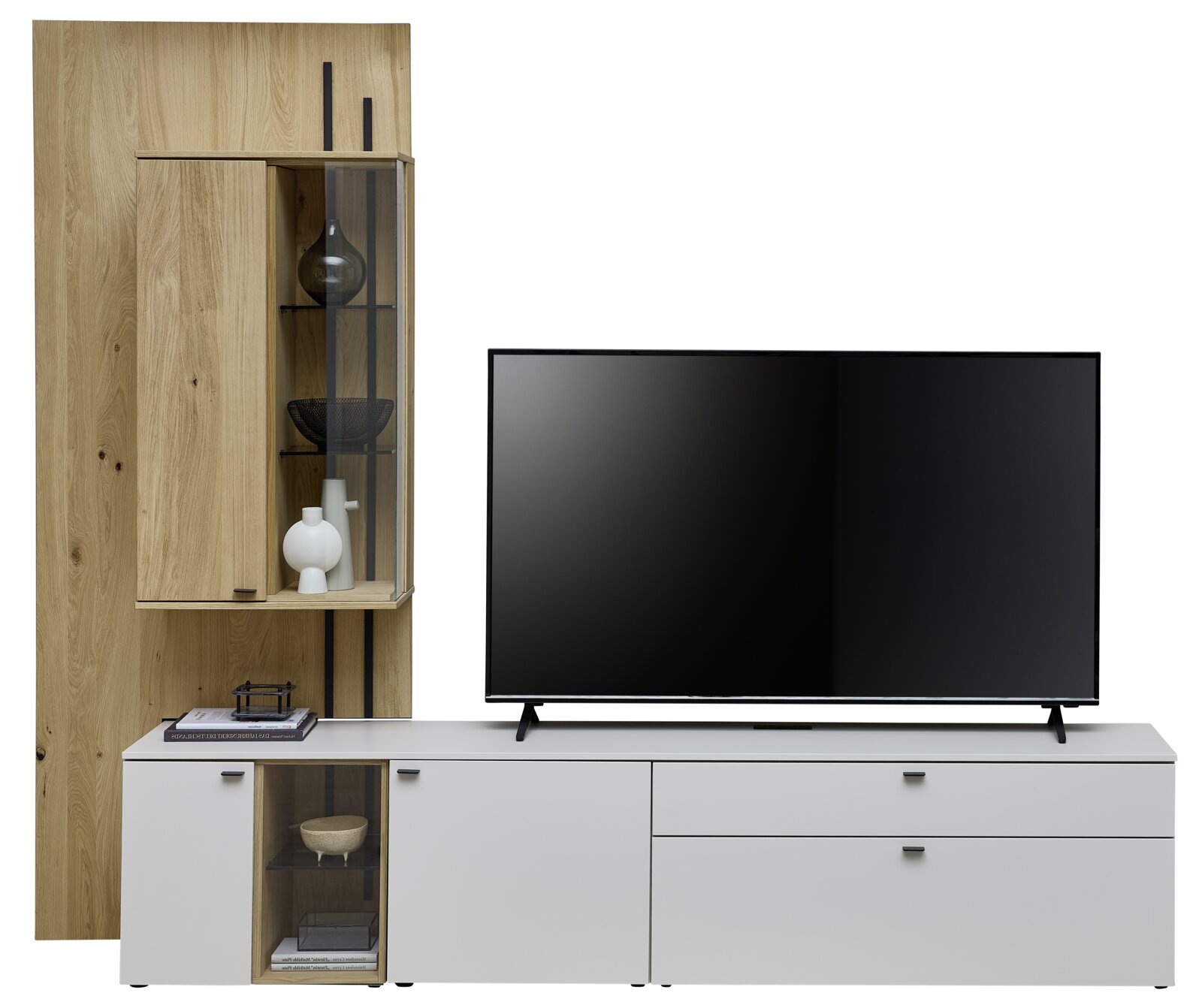 Moderne Wandkombination mit Holz- und Weißtönen, bestehend aus einem hohen Schrank mit Glaselementen und einem breiten TV-Board, frontal betrachtet.