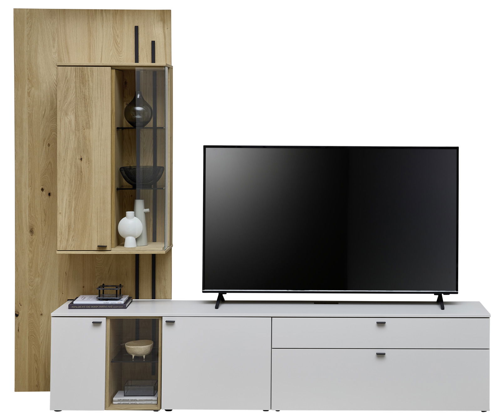 Moderne Wandkombination mit Holz- und Weißtönen, bestehend aus einem hohen Schrank mit Glaselementen und einem breiten TV-Board, frontal betrachtet.