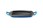 Grillplatte 30x27 cm in Azure-Blau mit gerillter Oberfläche und zwei Griffen, seitliche Perspektive