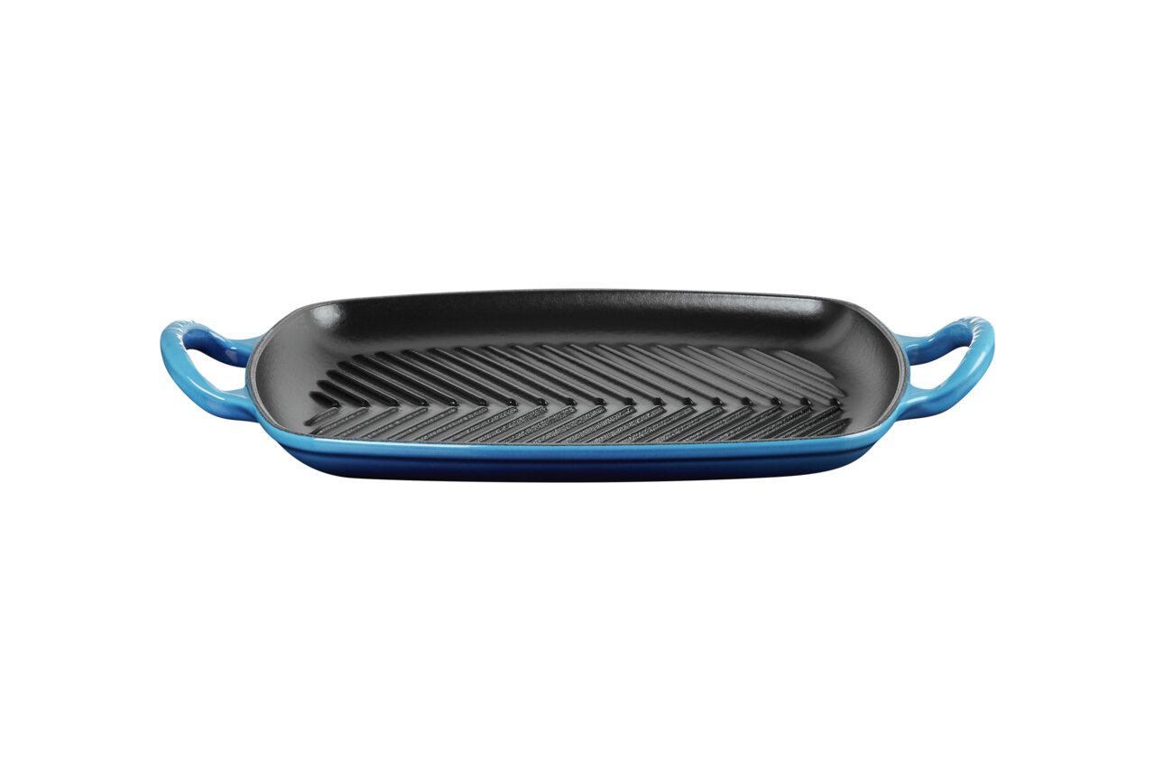 Grillplatte 30x27 cm in Azure-Blau mit gerillter Oberfläche und zwei Griffen, seitliche Perspektive