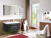 Moderner Badblock mit Spiegel und Waschbecken, seitliche Perspektive