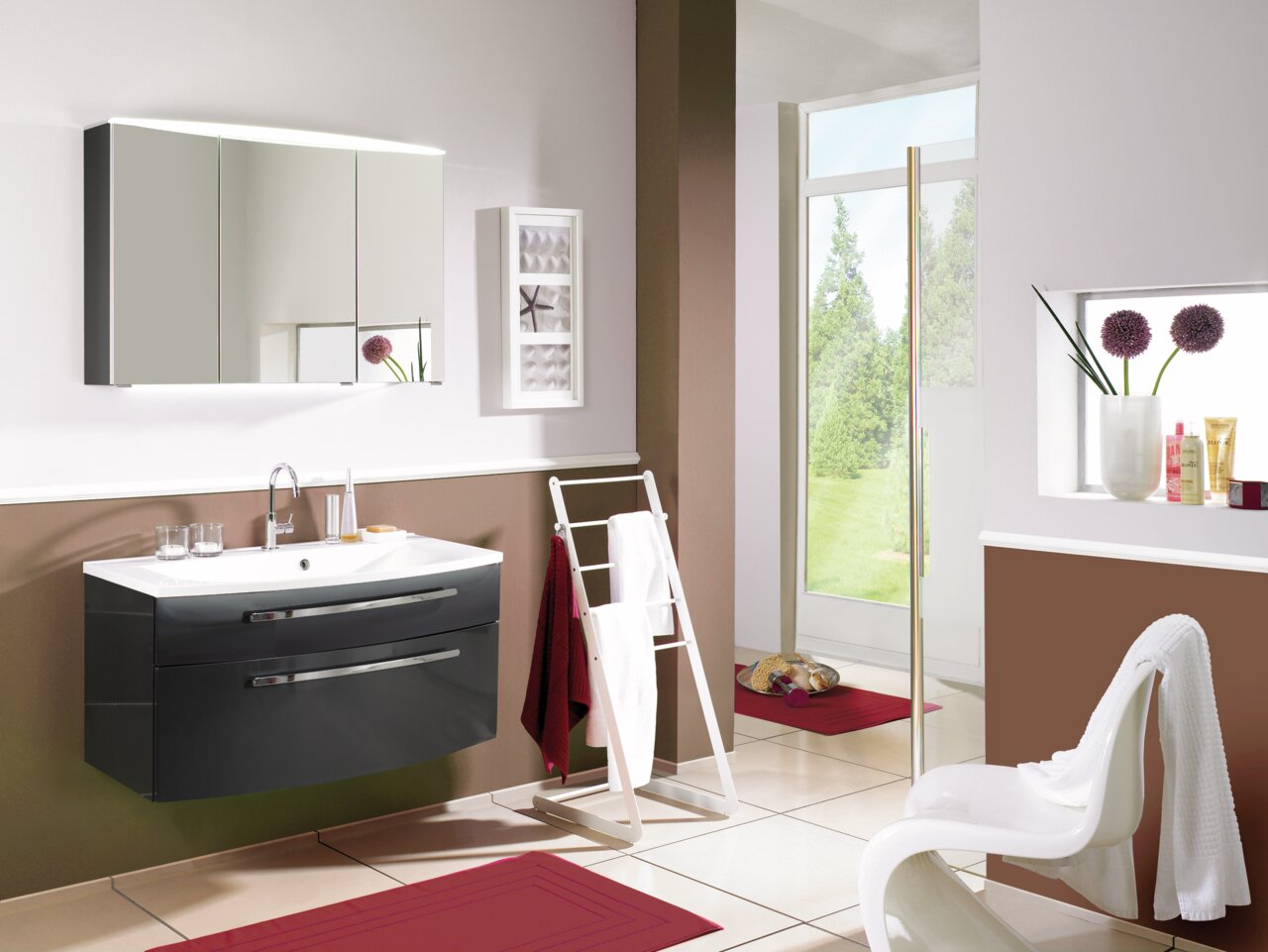 Moderner Badblock mit Spiegel und Waschbecken, seitliche Perspektive