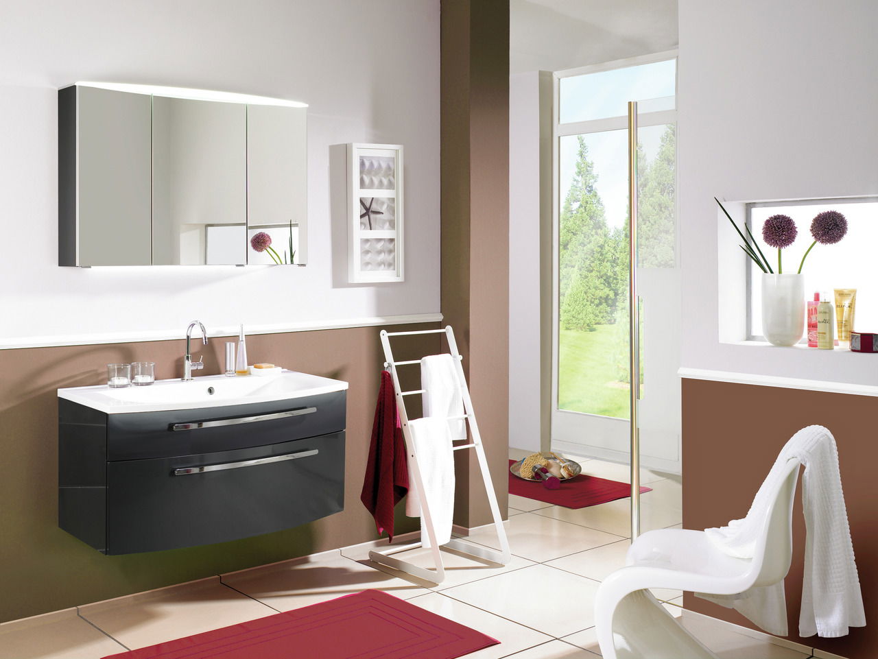 Moderner Badblock mit Spiegel und Waschbecken, seitliche Perspektive