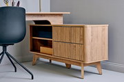Moderner Eck-Schreibtisch aus Holz mit Schubladen und Regalfächern, seitliche Perspektive