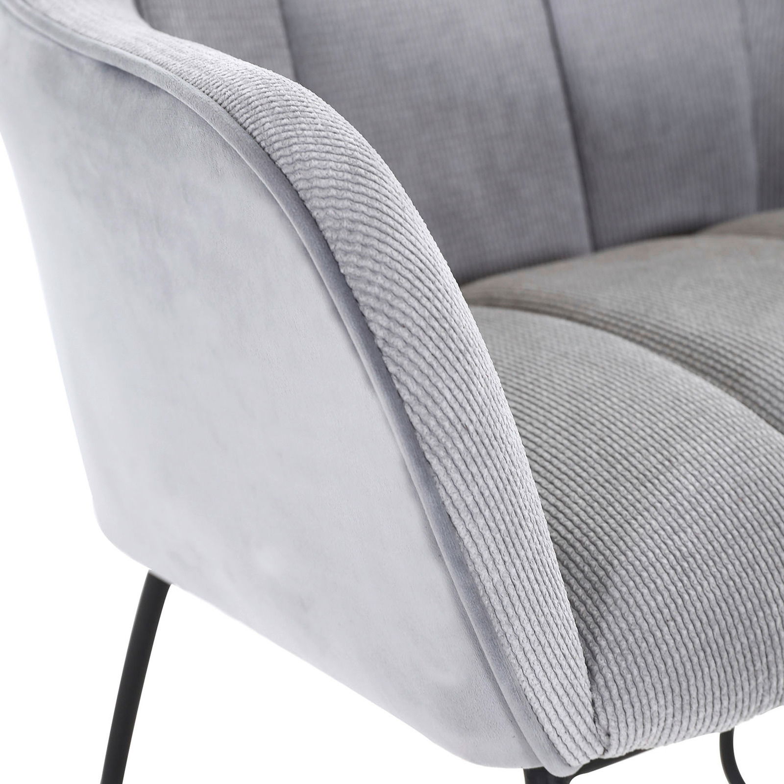 Novel Armlehnstuhl LAILA Nahaufnahme eines grauen Armlehnstuhls mit weichem Stoffbezug und schwarzen Metallbeinen, seitliche Perspektive